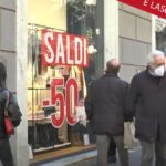 Doveva essere il Weekend di rilancio dell'economia, ma il covid condiziona la stagione dei saldi.