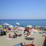 Si confondono tra i bagnanti sulla spiaggia e arrestano il latitante Luigi Piscopo nella località balneare di Baia azzurra