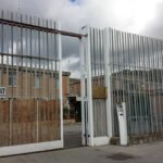 Ha nascosto della droga nei polsini della maglia di una tuta destinata al marito rinchiuso nel carcere di Salerno ma è stata scoperta e denunciata: protagonista della vicenda, la moglie di un detenuto che ha tentato di di far entrare sostanze stupefacenti, nel dettaglio circa 10 grammi di hashish, all'interno della casa circondariale. A darne notizia il sindacato della Polizia penitenziaria Uspp. È accaduto all'ufficio colloqui dove la donna si è presentata con un pacco destinato al marito, con all'interno del vestiario, tra cui una tuta da sport.