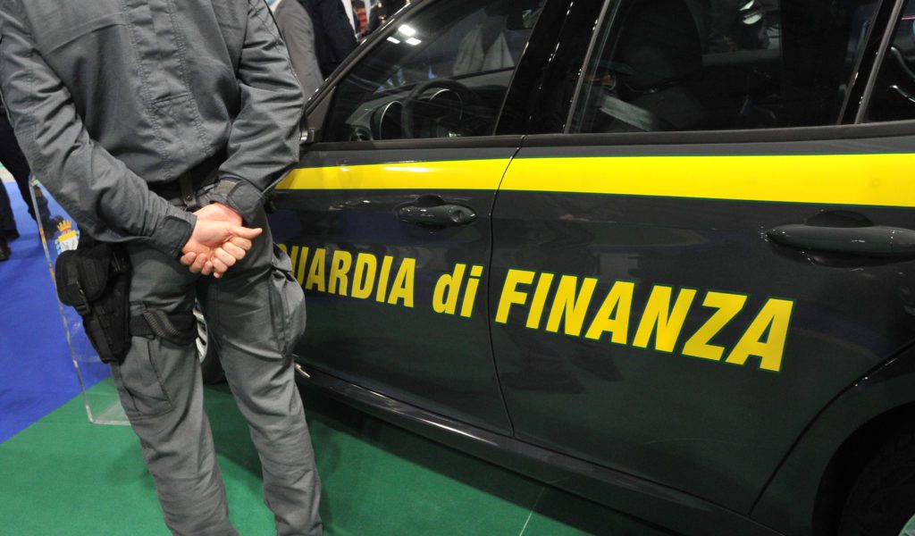 I finanzieri del Comando provinciale di Caserta hanno sventato un furto ai danni di un esercizio commerciale a Castel Volturno.