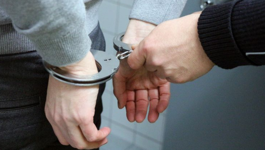 Giovane adescata online e violentata: arrestato un 26enne