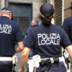 A San Pietro a Patierno, nello specifico in via Comunale Luce, gli agenti dell' Unità operativa tutela ambientale della polizia locale hanno sequestrato un'area di 2mila metri quadrati, completamente recintata, interessata da un rogo di rifiuti. Interessate dalle fiamme pedane in legno, sterpaglie, parti di carrozzeria di auto, lamiere e altri materiali di rifiuti