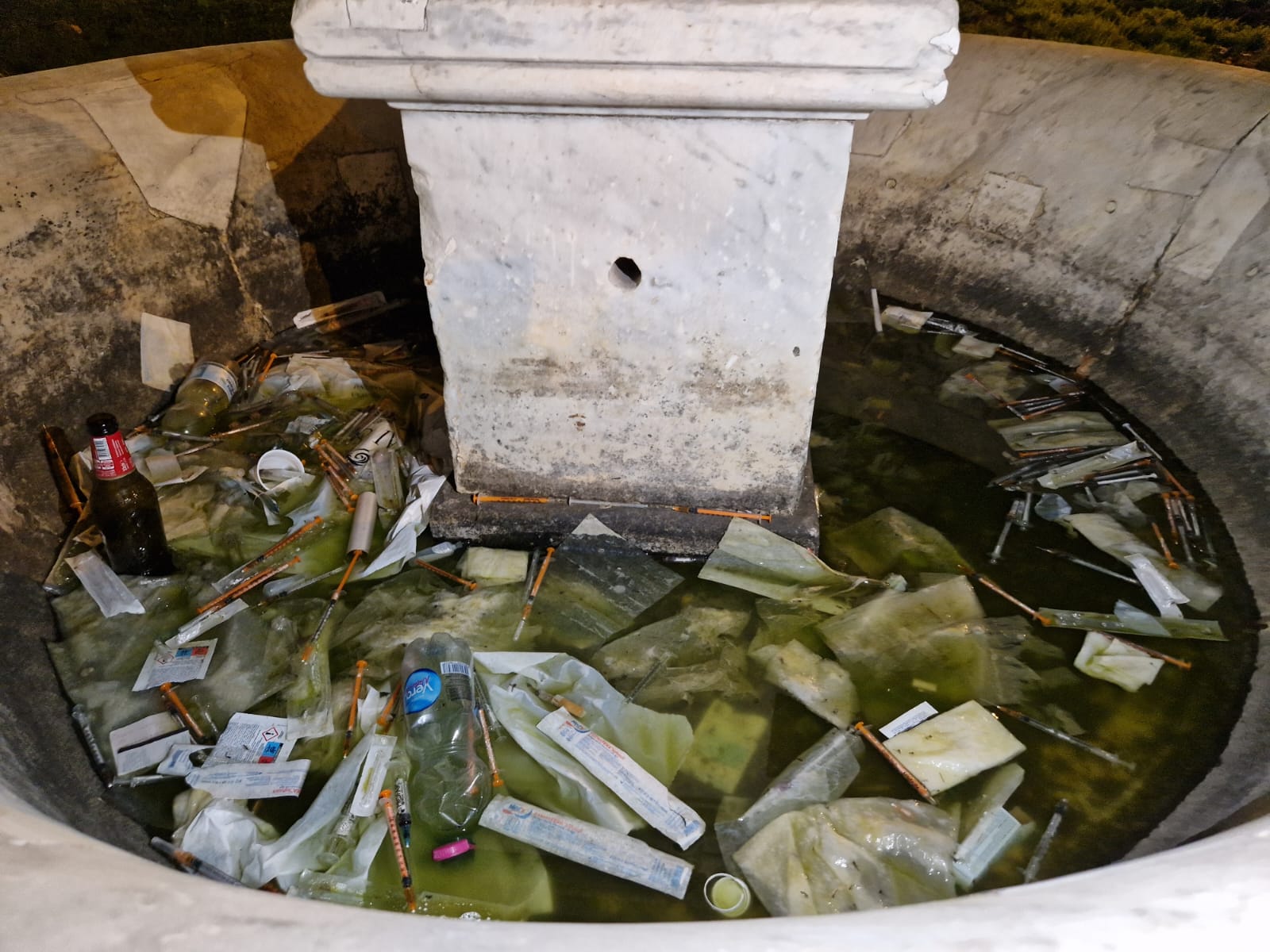 degrado fontana torri aragonesi siringhe tossicodipendenti