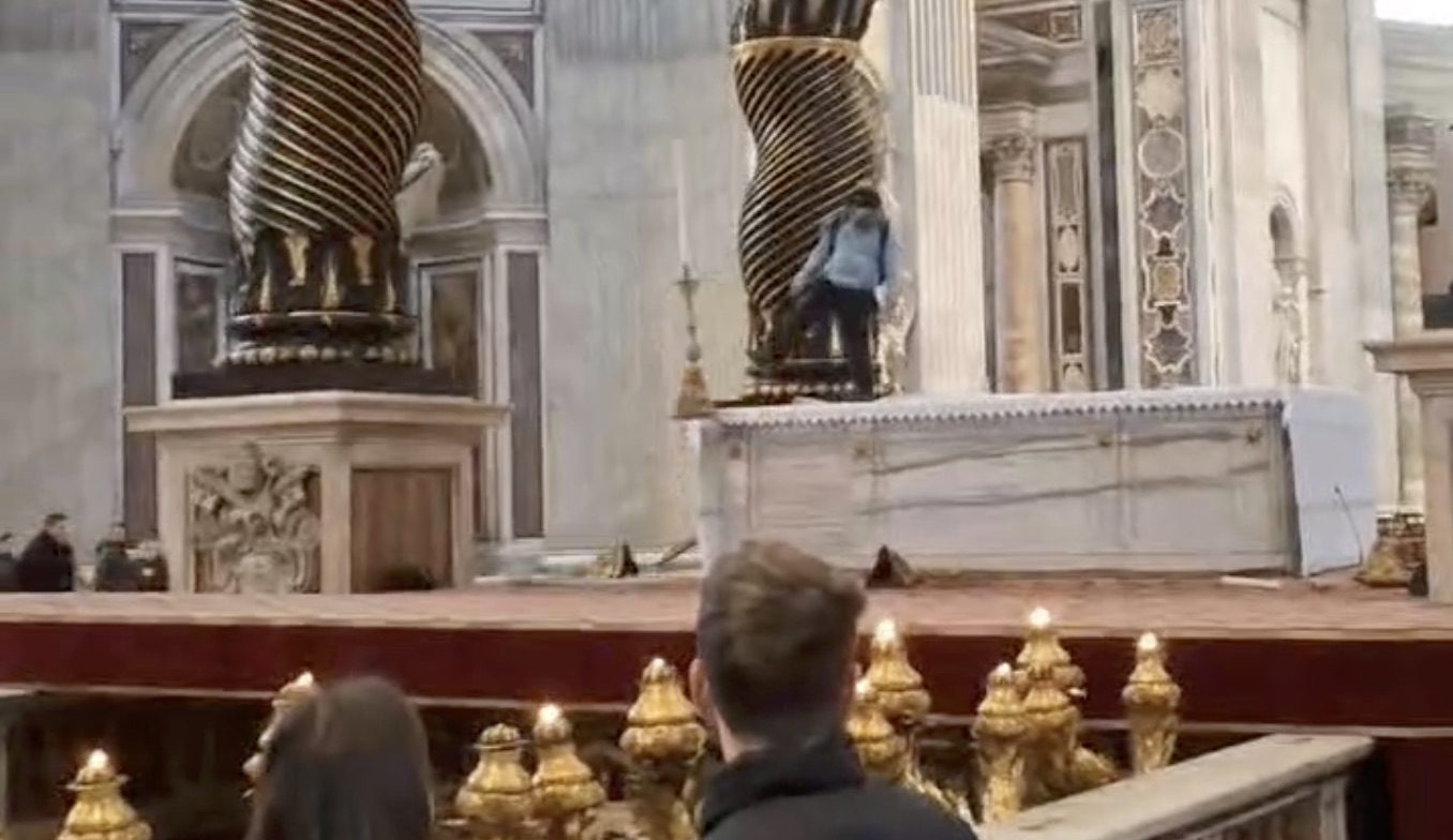 blasfemia basilica san pietro calci candelabri altare