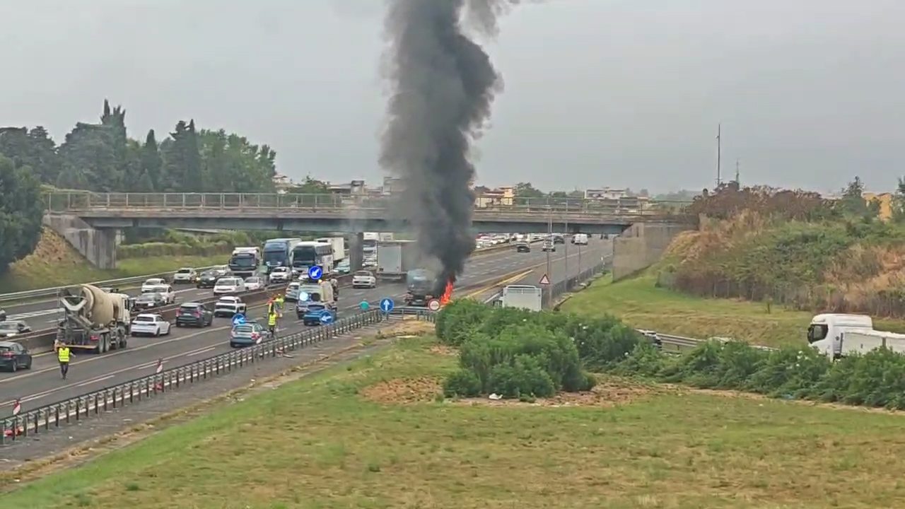 incendio autostrada a1 mezzo pesante traffico code
