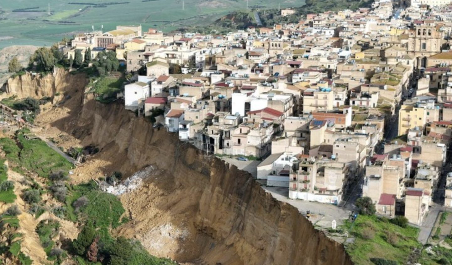 Frana Niscemi evacuate persone