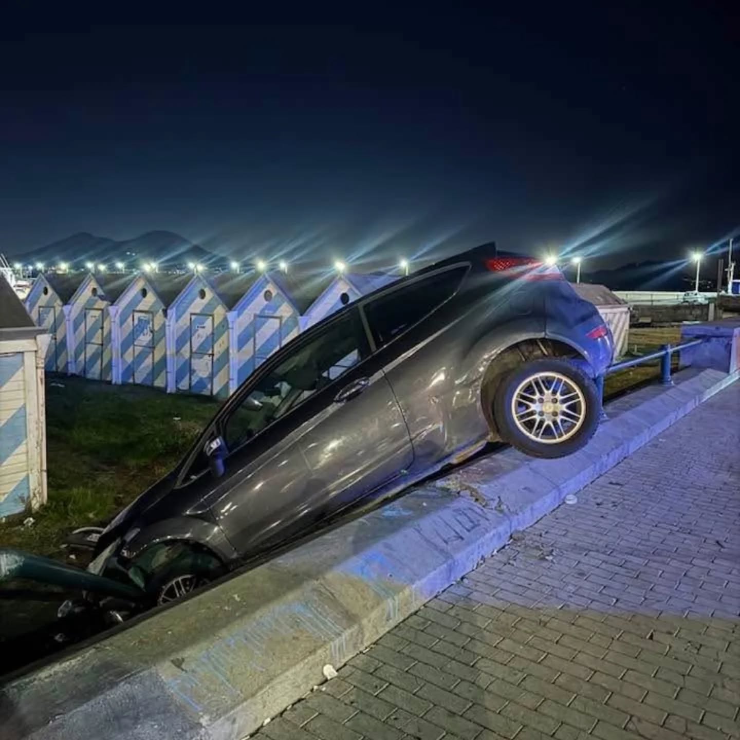 foto auto in spiaggia mergellina