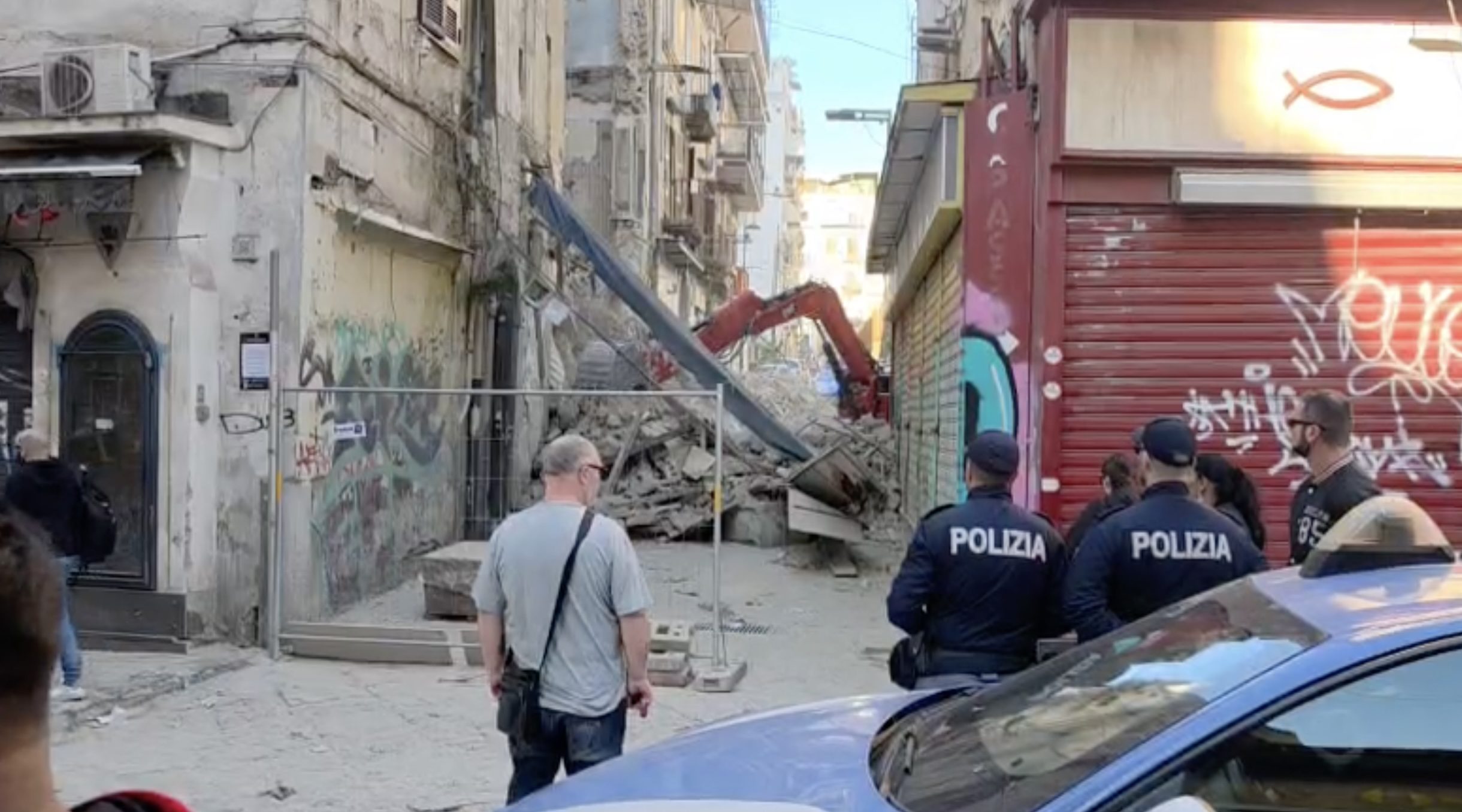 crollo napoli palazzina disabitata