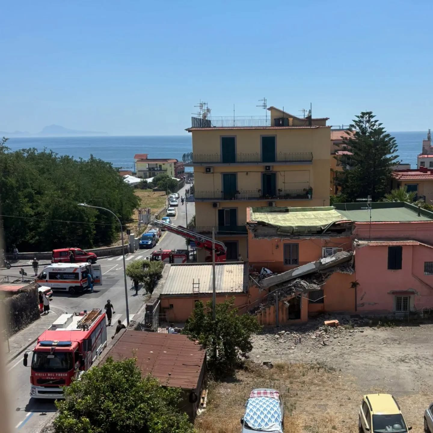 crollata palazzina ercolano vigili del fuoco