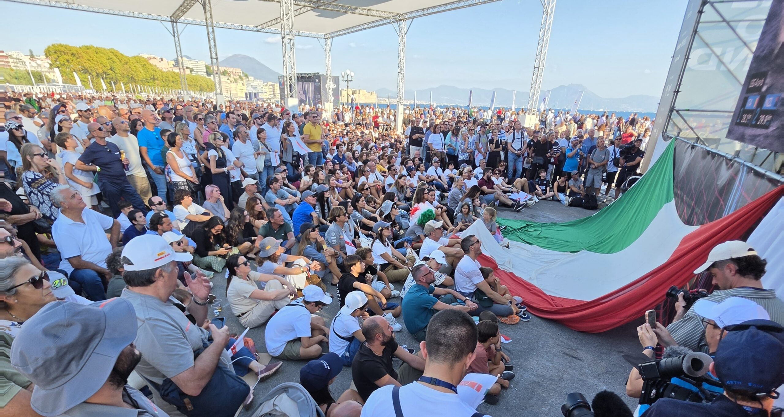 America’s Cup a Napoli, 100mila accessi al Race Village nell’ultima giornata. Festa sul Lungomare per il successo di Luna Rossa.
