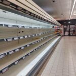 SCAFFALI SUPERMERCATI VUOTI