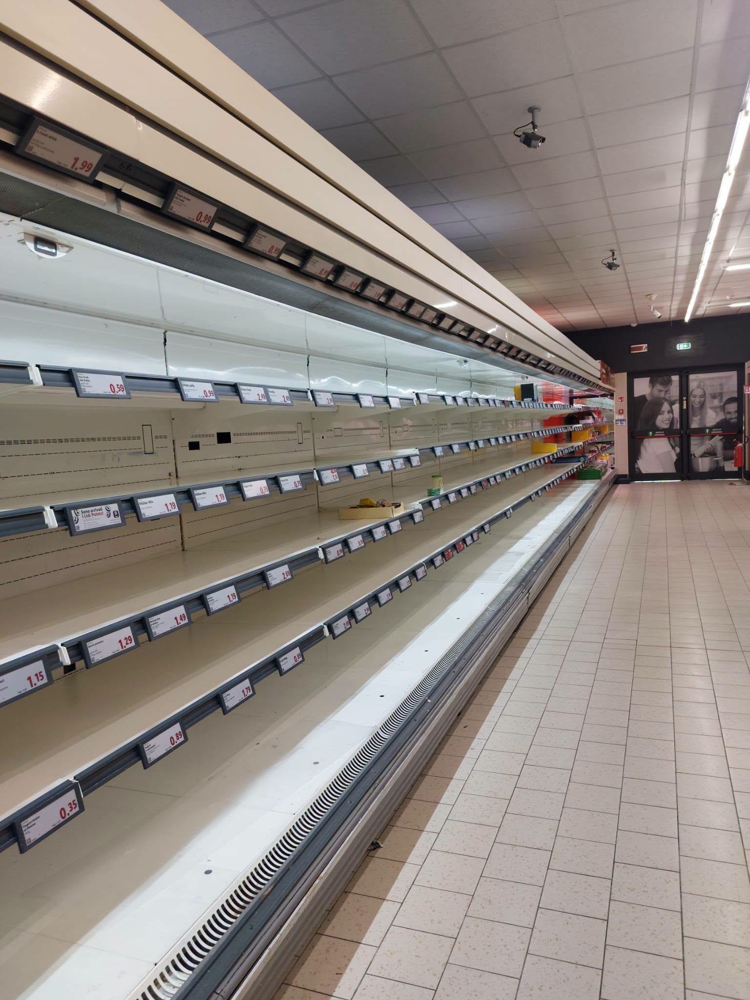 SCAFFALI SUPERMERCATI VUOTI